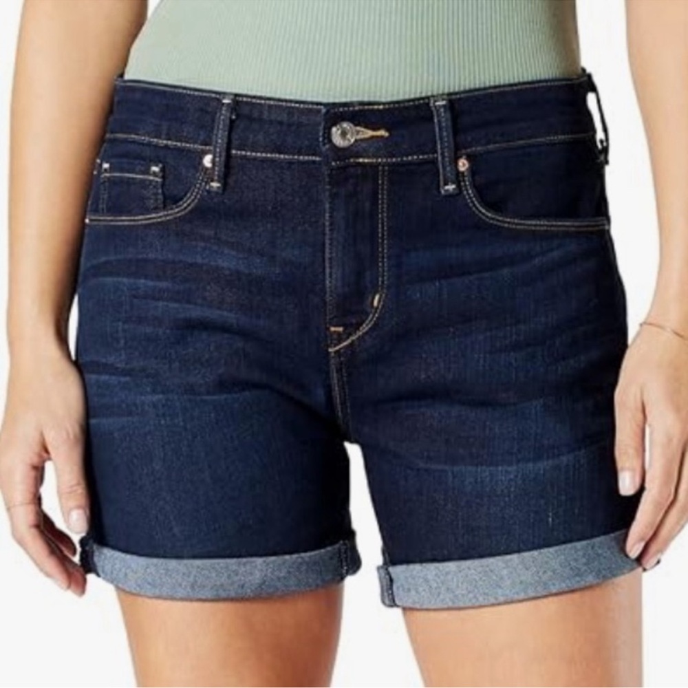 SIGNATURE
*LEVI STRAUSS.
COLD
MID RISE BERNUDA SHORTS Classic Fit size 4- W 27